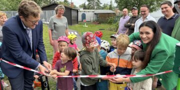 Fürs Band-Durchschneiden bekamen Bürgermeister Andreas Pfeiffer (l.) und Geschäftsführerin Elisabeth Bruckmoser (r.) ganz viel Hilfe von den Bienenschwarm-Kindern. Sie wollten am Mittwochvormittag nur eins: ganz schnell rauf auf die Rollerbahn und Tempo machen! (Bild: Andrea Budich)
