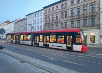 Neue Straßenbahn absolvierte erste Prüffahrt in Cottbus