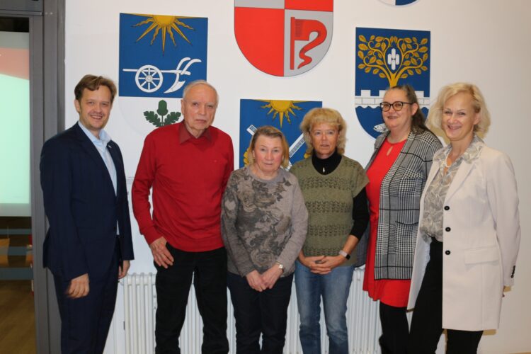 Die Senftenberger Schiedsfrauen und Schiedsmänner helfen Streitigkeiten zu schlichten. Sie geben Bürgern Rat und Tipps: Ob Bäume, Hecke, Grenzzaun, Lärm, Lichtstrahler oder Beleidigung. Hier ist oft eine Streitschlichtung ohne Gang zum Gericht möglich. Bild v.l.: Bürgermeister Andreas Pfeiffer, Schiedsmann Hans-Joachim Saretz, die Schiedsfrauen Heidemarie André, Martina Leitzke und Anett Gerska, Hauptamtsleiterin Beata Jenchen. (Bild: Stadt Senftenberg)