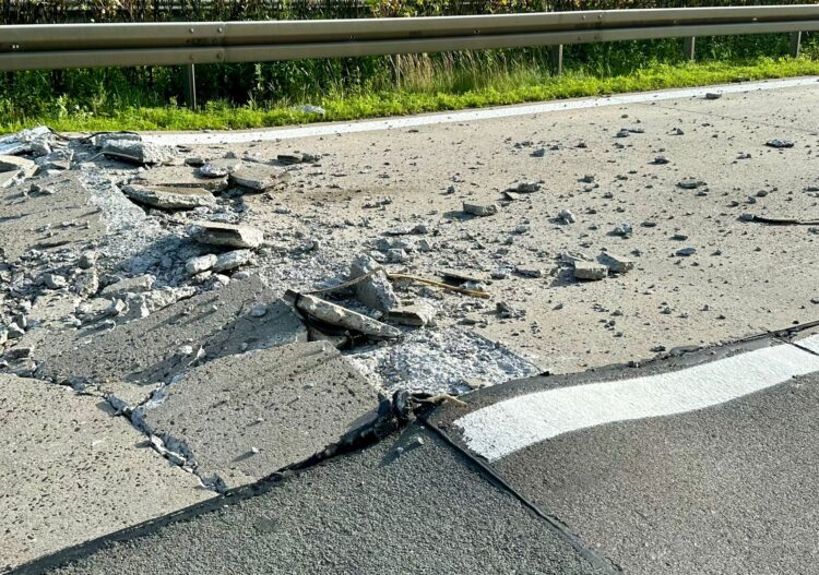 Aufgebrochener Beton auf der A15 am 30.06.2024