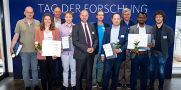 ruppenbild aller Preisträger*innen gemeinsam mit dem Vorstandsvorsitzenden des Fördervereins der BTU Cottbus-Senftenberg Jörg Waniek (5.v.l.) und dem Hauptberuflichen Vizepräsidenten der BTU Prof. Dr.-Ing. Michael Hübner (6.v.l.), Foto: BTU, Sascha Thor