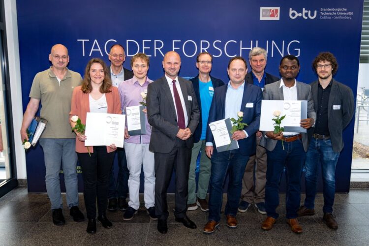 ruppenbild aller Preisträger*innen gemeinsam mit dem Vorstandsvorsitzenden des Fördervereins der BTU Cottbus-Senftenberg Jörg Waniek (5.v.l.) und dem Hauptberuflichen Vizepräsidenten der BTU Prof. Dr.-Ing. Michael Hübner (6.v.l.), Foto: BTU, Sascha Thor