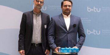 Der Vizepräsident für Studium und Lehre der BTU Prof. Dr. Peer Schmidt (li.) mit dem Träger des Lehrpreises 2023 Dr. Francesc G. Rodríguez Mansilla. Foto: BTU, Ralf Schuster