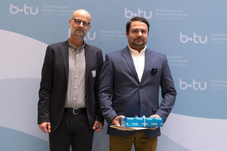 Der Vizepräsident für Studium und Lehre der BTU Prof. Dr. Peer Schmidt (li.) mit dem Träger des Lehrpreises 2023 Dr. Francesc G. Rodríguez Mansilla. Foto: BTU, Ralf Schuster