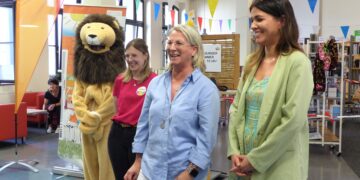 Große Freude über die beeindruckende Resonanz bereits am Eröffnungstag: v.l.: Leselöwe, Kinderbibliothekarin Pauline Blum, Schirmherrinnen der „eG Wohnen 1902“ Jeanette Oelmann und Sarah Tondera (Bild: Uta Jacob)