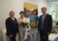 MVZ-Standortkoordinatorin Christine Tylla (links) und Bürgermeister Jörg Gampe (rechts) danken Christina Baxmann (2.v.l.) und begrüßen Kati Förster (2.v.r.) ©Stadt Finsterwalde/Hromada