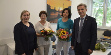 MVZ-Standortkoordinatorin Christine Tylla (links) und Bürgermeister Jörg Gampe (rechts) danken Christina Baxmann (2.v.l.) und begrüßen Kati Förster (2.v.r.) ©Stadt Finsterwalde/Hromada
