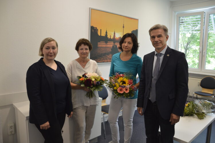 MVZ-Standortkoordinatorin Christine Tylla (links) und Bürgermeister Jörg Gampe (rechts) danken Christina Baxmann (2.v.l.) und begrüßen Kati Förster (2.v.r.) ©Stadt Finsterwalde/Hromada