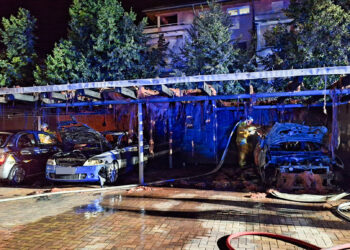 Carport in Flammen: Polizei ermittelt wegen Brandstiftung in Cottbus