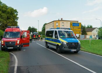 Hoher Sachschaden & Vollsperrung nach Unfall in Simmersdorf