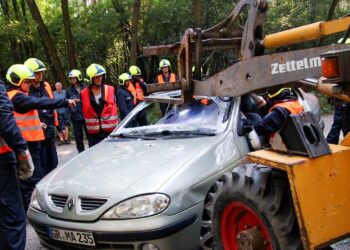 Unfall zwischen Radlader und PKW bei Graustein, Übung der Feuerwehr; Blaulichtreport Lausitz