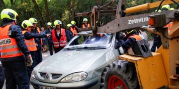 Unfall zwischen Radlader und PKW bei Graustein, Übung der Feuerwehr; Blaulichtreport Lausitz