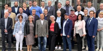 Zum Arbeitsstart ein Gruppenfoto vor dem Rathaus: großes Medieninteresse für die neue Stadtverordnetenversammlung der Kreisstadt Senftenberg. Neue Namen, neue Fraktionszusammenschlüsse und neue Ämter – das hat Medienleute von Funk, Fernsehen und Presse schon vor dem Beginn der Konstituierenden Sitzung nach Senftenberg gelockt. (Bild: Andrea Budich)