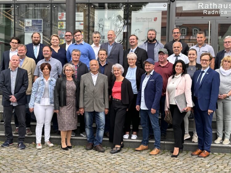 Zum Arbeitsstart ein Gruppenfoto vor dem Rathaus: großes Medieninteresse für die neue Stadtverordnetenversammlung der Kreisstadt Senftenberg. Neue Namen, neue Fraktionszusammenschlüsse und neue Ämter – das hat Medienleute von Funk, Fernsehen und Presse schon vor dem Beginn der Konstituierenden Sitzung nach Senftenberg gelockt. (Bild: Andrea Budich)