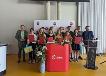 19 Cottbuser Abiturienten mit Traumnote 1,0. Eintrag in Ehrenchronik