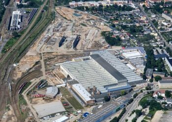 Bahnhof Cottbus mit altem RAW und neuem Instandhaltungswerk der DB; Foto: Christiane Hipp