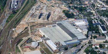 Bahnhof Cottbus mit altem RAW und neuem Instandhaltungswerk der DB; Foto: Christiane Hipp