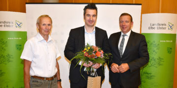 Der neu gewählte Kreistagsvorsitzende Dr. Sebastian Rick (M.) nahm die Glückwünsche von Landrat Christian Jaschinski (r.) und dem Altersvorsitzenden Bernd Raum (l.) entgegen, der die Sitzung zuvor leitete. (Bild: Kreisverwaltung / Torsten Hoffgaard)