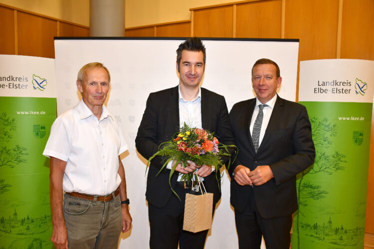 Der neu gewählte Kreistagsvorsitzende Dr. Sebastian Rick (M.) nahm die Glückwünsche von Landrat Christian Jaschinski (r.) und dem Altersvorsitzenden Bernd Raum (l.) entgegen, der die Sitzung zuvor leitete. (Bild: Kreisverwaltung / Torsten Hoffgaard)