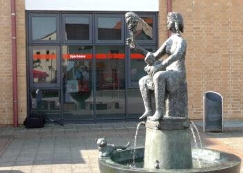 Nach Diebstahl: Brunnen mit Marktfrau in Lauchhammer sprudelt wieder