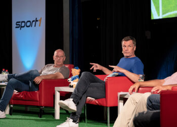 „Doppelpass on Tour“: Fußball-Stammtisch in der Cottbuser Stadthalle