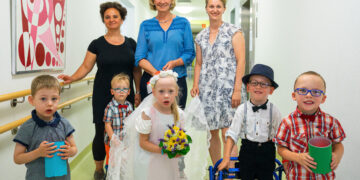 Höhepunkt der Therapiewoche am SPZ war die Hochzeit von Mama Emilia und Papa Emil. Im Hintergrund Judit Baranyi sowie die Physiotherapeutinnen Kathrin Hornung und Irina Kabelitz (v. l.). (Bild: Martin Ender / MUL - CT)