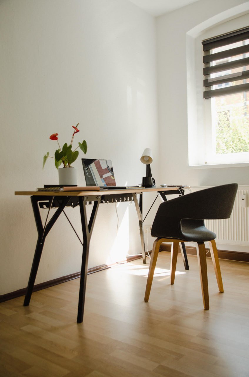 Ein moderner Arbeitsplatz mit Deskler Schreibtisch