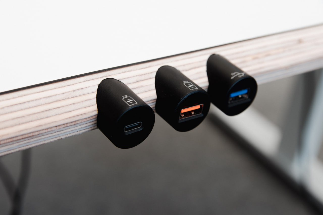 USB-Lade und vieles mehr beim Deskler Schreibtisch möglich