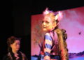 Das Pauzelmauz aus "Die Frucht der falschen Träume" erzählt die Geschichte des Erfolgsmusicals zum Sommerfest des Cottbuser Kindermusicals. (Foto: CKM/T. Karow)