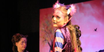 Das Pauzelmauz aus "Die Frucht der falschen Träume" erzählt die Geschichte des Erfolgsmusicals zum Sommerfest des Cottbuser Kindermusicals. (Foto: CKM/T. Karow)