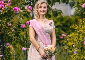 32. Forster Rosenkönigin Joanna I. gekrönt