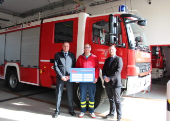 Mitarbeiter des Krankenhauses Spremberg spenden für Feuerwehr