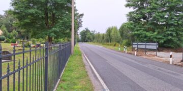 Neuer Asphalt für die Friedensstraße in Hosena. Baustart auf der Landesstraße ist am 18. Juli. Der Straßenabschnitt ist dafür bis Ende August vollgesperrt. Der Friedhof (links im Bild) kann während dieser Zeit nur zu Fuß erreicht werden. (Bild: Andrea Budich)