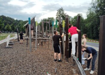„Sozialer Tag“: Spremberger Gymnasiasten streichen auf Spielplatz