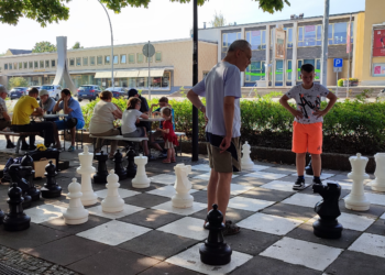 Eisenhüttenstadt lädt zum Freiluftschach in der Lindenallee