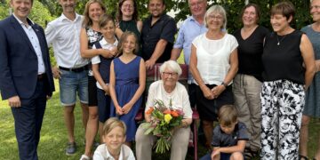 Zum 100. Geburtstag von Jutta Baer aus Hosena (Mitte) steht die ganze Familie stramm. Zur Gratulantenschar gehörten auch Ortsvorsteherin  Katrin Konczak (r.) und Bürgermeister Andreas Pfeiffer (l.). (Bild: Andrea Budich)