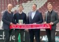 v.l.n.r. Holger Siebert (Vorstand GWG Lübbenau), Sebastian Berge (Geschäftsführer FC Energie), Andreas Kretzschmar (Vorstand eG Wohnen & VWR-Vorsitz FC Energie) und Paul Schlorf (Verbund der WBG Brandenburg) (Bild: FC Energie Cottbus)