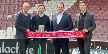 v.l.n.r. Holger Siebert (Vorstand GWG Lübbenau), Sebastian Berge (Geschäftsführer FC Energie), Andreas Kretzschmar (Vorstand eG Wohnen & VWR-Vorsitz FC Energie) und Paul Schlorf (Verbund der WBG Brandenburg) (Bild: FC Energie Cottbus)