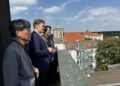 Blick über die Dächer von Senftenberg vom Rathausturm aus: Bürgermeister Andreas Pfeiffer (Mitte) mit dem südkoreanischen Anwalt und Politiker Lee Tahney und dem Journalisten Dr. Lee Changgon. (Bild: Andrea Budich)