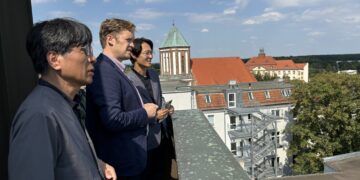Blick über die Dächer von Senftenberg vom Rathausturm aus: Bürgermeister Andreas Pfeiffer (Mitte) mit  dem südkoreanischen Anwalt und Politiker Lee Tahney und dem Journalisten Dr. Lee Changgon. (Bild: Andrea Budich)