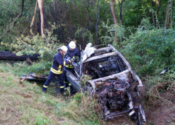 Auto nach Unfall in Schenkendöbern ausgebrannt. Fahrer verletzt
