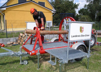 Elbe-Elster stärkt Sicherheit: Neuer „Baumbiegesimulator“ für Feuerwehr
