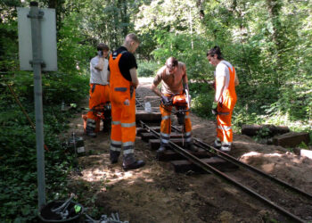 DB-Azubis sanieren Gleise der Parkeisenbahn in Lauchhammer
