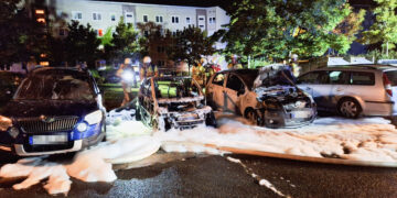 Insgesamt fünf Autos in Cottbus-Schmellwitz beschädigt und zerstört, Foto: Blaulichtreport Lausitz