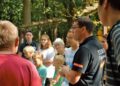 Tierparkleiter Torsten Heitmann gestaltet die Führungen durch den Tierpark wissenswert und kurzweilig. (©Stadt Finsterwalde/Hromada)