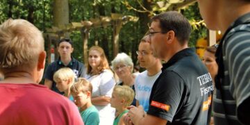 Tierparkleiter Torsten Heitmann gestaltet die Führungen durch den Tierpark wissenswert und kurzweilig. (©Stadt Finsterwalde/Hromada)
