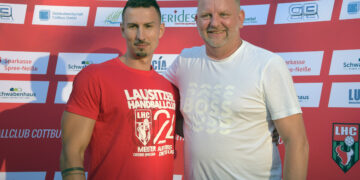 Neuzugang Vašek Klimt & LHC-Präsident Kai-Uwe Weilmünster (Bild: LHC Cottbus)