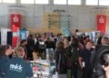 Jugendliche informieren sich auf einer Ausbildungsmesse über freie Ausbildungsplätze