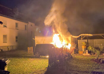 Feuerwehreinsatz in Forst. Auto auf Hof in Flammen