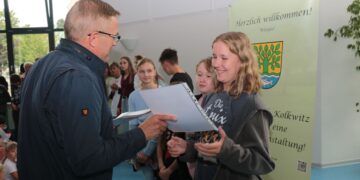 Bürgermeister Karsten Schreiber mit der Rekordleserin Emma Jakob (Bild: Gemeinde Kolkwitz/Mathias Klinkmüller)
